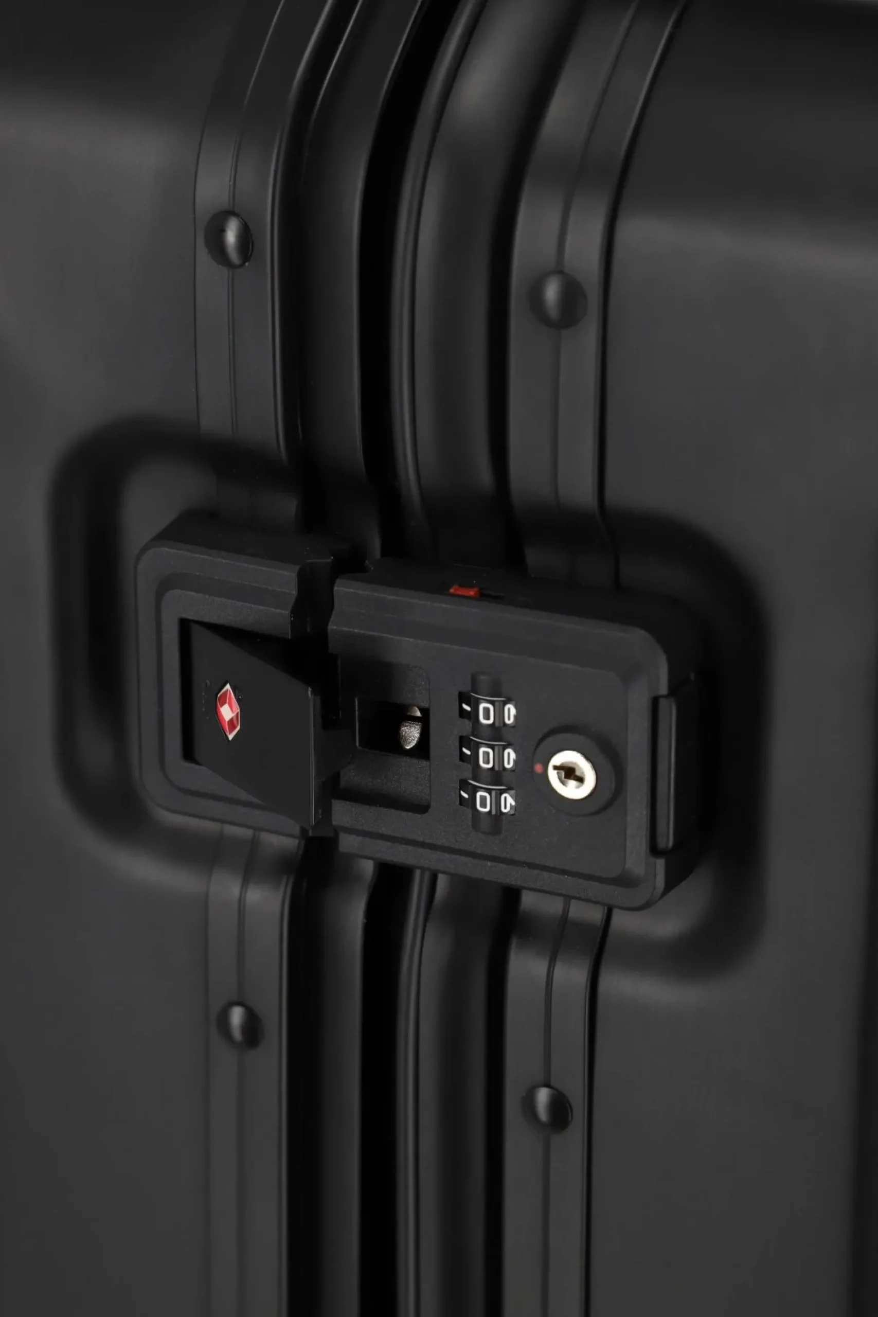 Travelite NEXT 4w Trolley M 67cm Schwarz